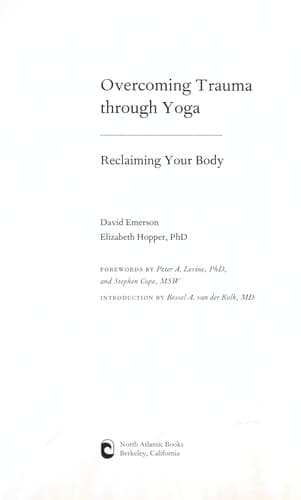 Portada de Overcoming trauma through yoga